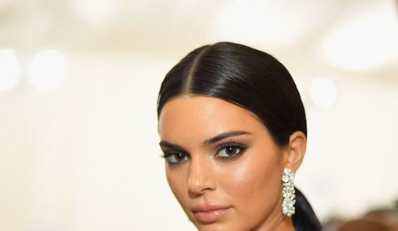 A ka bërë fotoshop Kendall Jenner vetëm që të duket si Barbie?