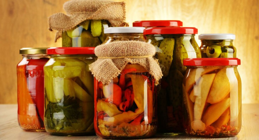 Receta e Cekës: Speca turshi të mbushur me domate