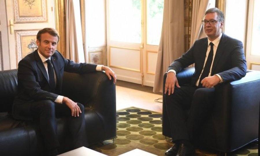 Macron i shruan Vuçiqit, ia përmend dialogun me Kosovën