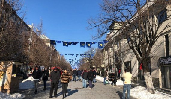 Për 13-vjetorin e Pavarësisë, kështu po duket Prishtina
