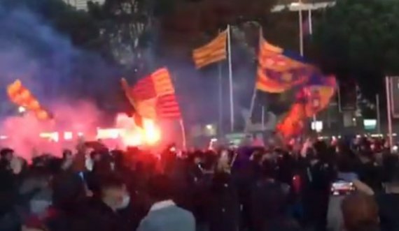 Tifozët i japin zemër futbollistëve të Barcelonës para ndeshjes me PSG-në