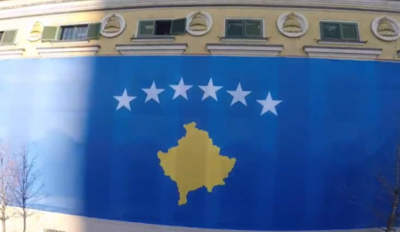 Një flamur gjigant i Kosovës vendoset në zemër të Tiranës