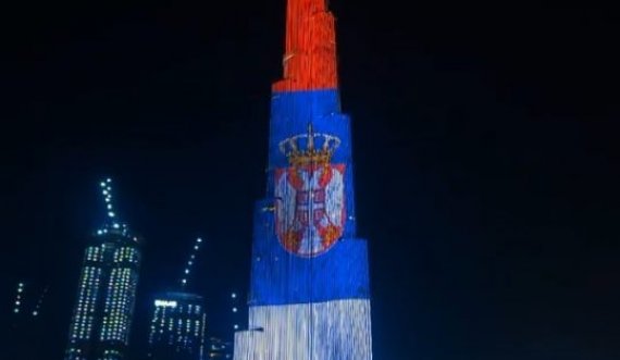 Vëllazëria serbo-myslimane – Burj Khalifa në Dubai mbulohet me flamurin e Serbisë