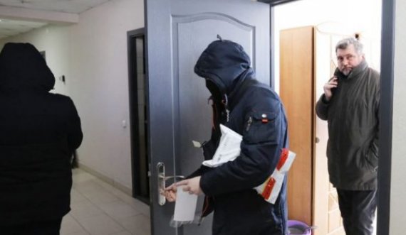 Policia bastis shtëpitë e gazetarëve dhe aktivistëve