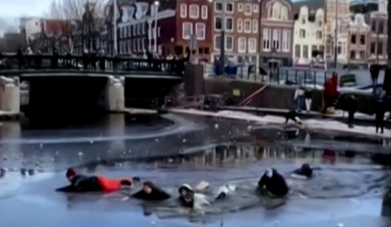 Çahet akulli në Amsterdam, disa persona bllokohen në një kanal uji