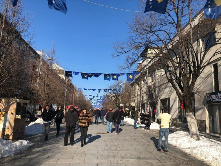 Për 13-vjetorin e Pavarësisë, kështu po duket Prishtina