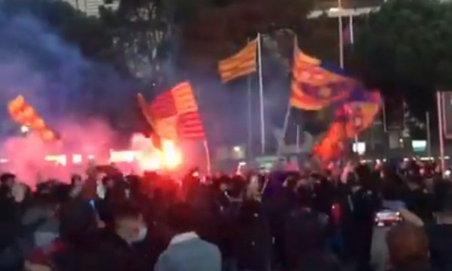 Tifozët i japin zemër futbollistëve të Barcelonës para ndeshjes me PSG-në