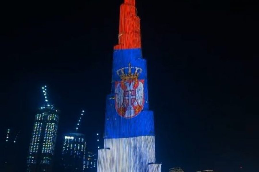 Vëllazëria serbo-myslimane – Burj Khalifa në Dubai mbulohet me flamurin e Serbisë