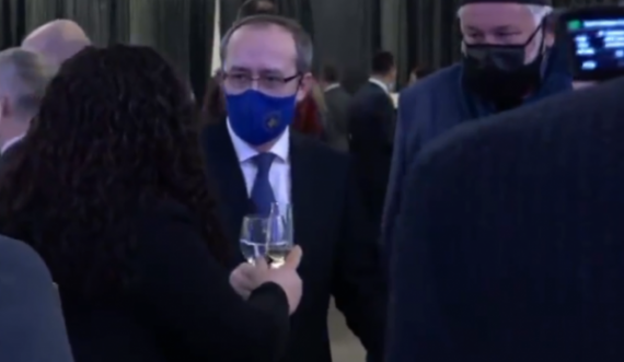 Vjosa Osmani dhe Avdullah Hoti i cakërrojnë gotat për Ditën e Pavarësisë