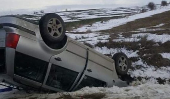 Aksident trafiku në Skenderaj, rrotullohet një veturë