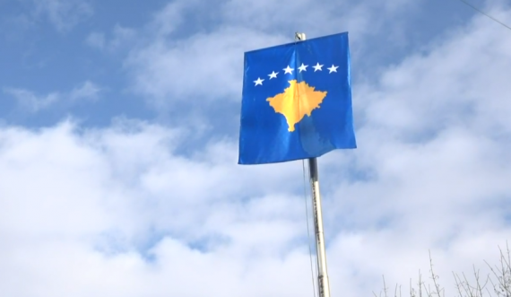 Dita e Pavarësisë, flamuri shtetëror ngrihet para Qeverisë së Kosovës