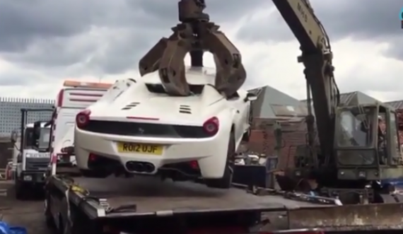 Policia në Dubai ia shkatërron Ferrarin e 230 mijë eurove, i dyshuari ngre padi nga arratia