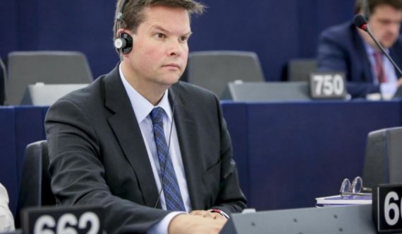 Eurodeputeti austriak publikon libër për Kosovën