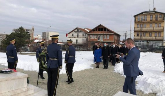 Vjosa Osmani e Albin Kurti te varri i Adem Demaçit: Simboli i rezistencës shqiptare, nuk është thyer asnjëherë