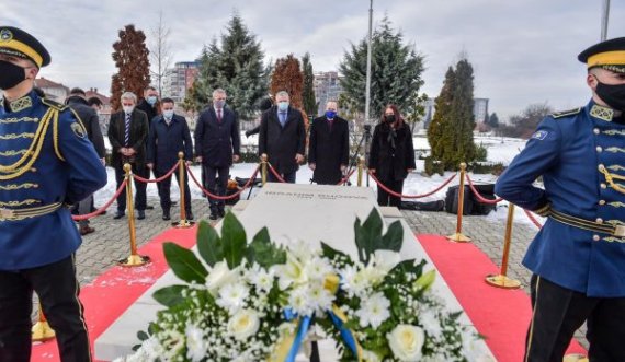 LDK bën homazhe para varrit të presidentit Rugova