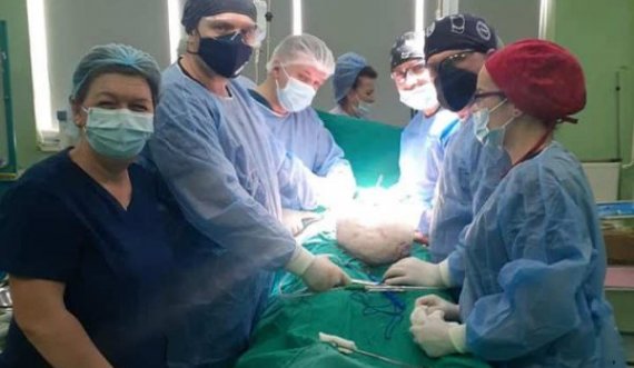 Mjekët në Spitalin e Mitrovicës i heqin një pacientit tumorin me peshë 15 kilogramë