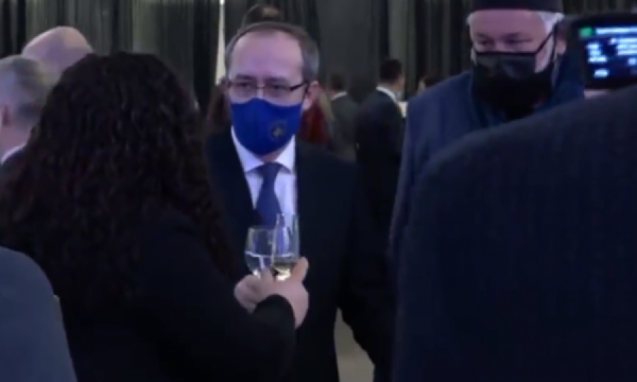 Vjosa Osmani dhe Avdullah Hoti i cakërrojnë gotat për Ditën e Pavarësisë