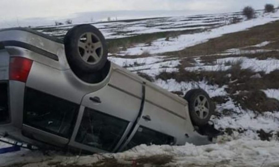 Aksident trafiku në Skenderaj, rrotullohet një veturë