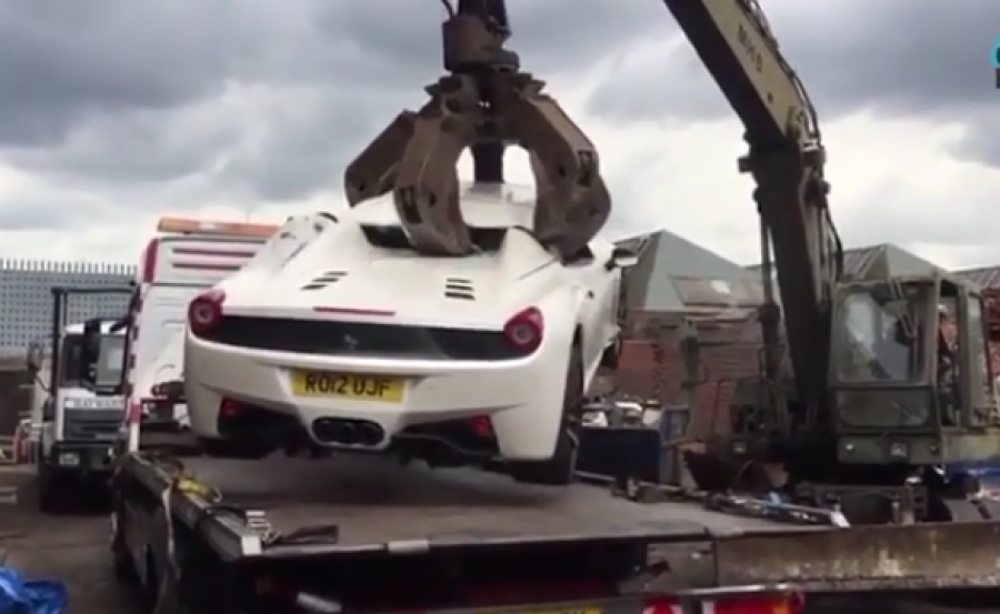 Policia në Dubai ia shkatërron Ferrarin e 230 mijë eurove, i dyshuari ngre padi nga arratia