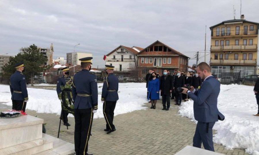 Vjosa Osmani e Albin Kurti te varri i Adem Demaçit: Simboli i rezistencës shqiptare, nuk është thyer asnjëherë