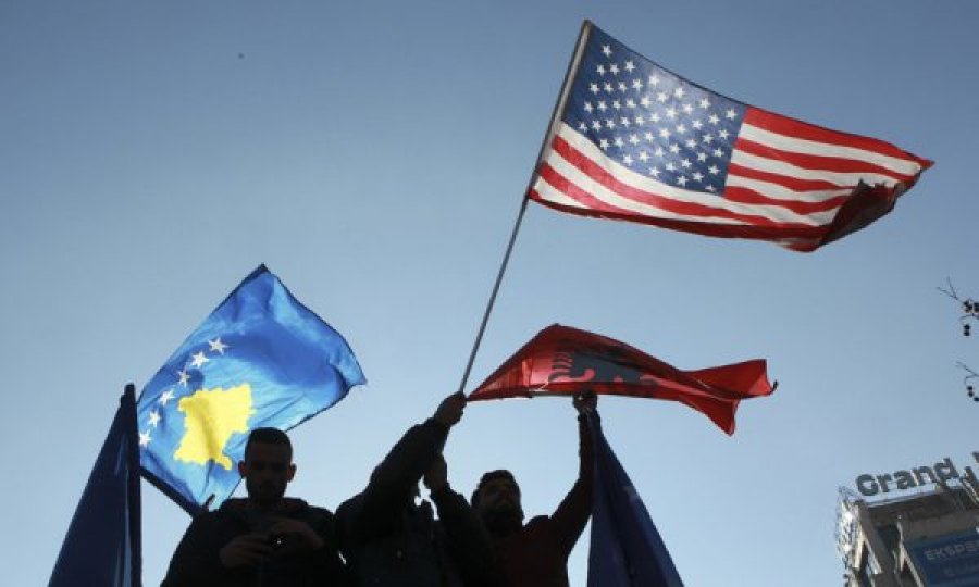 “Partneriteti SHBA-Kosovë mbetet i palëkundur”, urimi i ambasadës amerikane për 13 vjetorin e pavarësisë