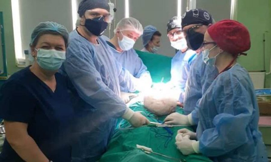 Mjekët në Spitalin e Mitrovicës i heqin një pacientit tumorin me peshë 15 kilogramë