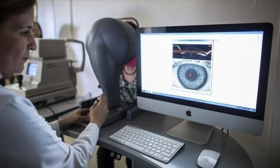 Eksperti turk: COVID-i mund të shkaktojë humbje të papritur të shikimit