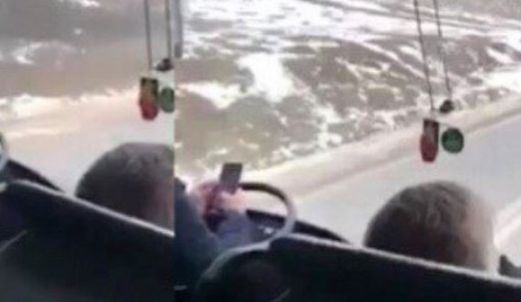 Kosovari e drejton autobusin me bërryl derisa shkruan në telefon