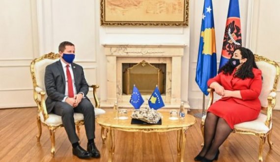 Osmani takohet me shefin e zyrës së BE-së në Kosovë