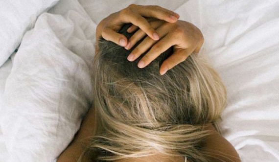Nëse ankthi po ju lë pa gjumë, mësoni këto pesë zakone që do ju bëjnë të flini më qetë
