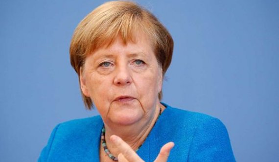 Momenti epik: Angela Merkel harron maskën, kthehet me vrap për ta marrë