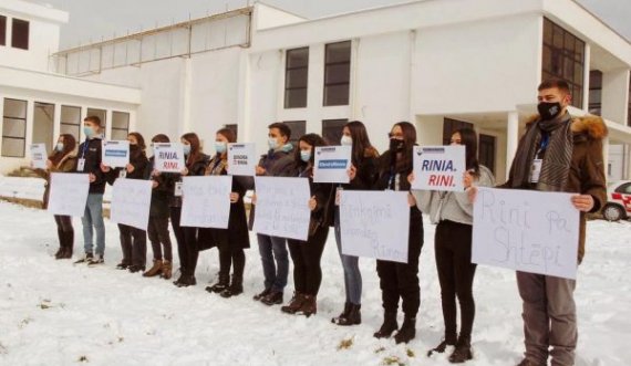 Proteston Kuvendi i të Rinjve në Ferizaj lidhur me ndërtesën e qendrës rinore të qytetit