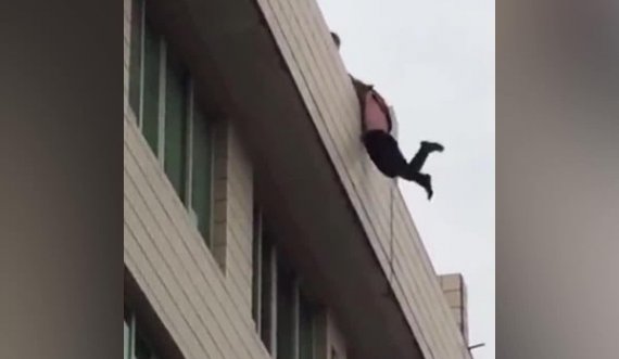 Burri kthehet më herët në shtëpi, i dashuri i gruas hidhet nga ballkoni