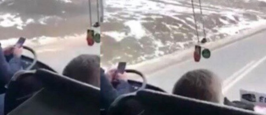 Kosovari e drejton autobusin me bërryl derisa shkruan në telefon