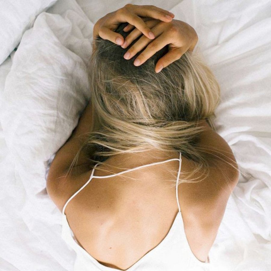 Nëse ankthi po ju lë pa gjumë, mësoni këto pesë zakone që do ju bëjnë të flini më qetë