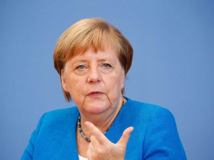 Momenti epik: Angela Merkel harron maskën, kthehet me vrap për ta marrë