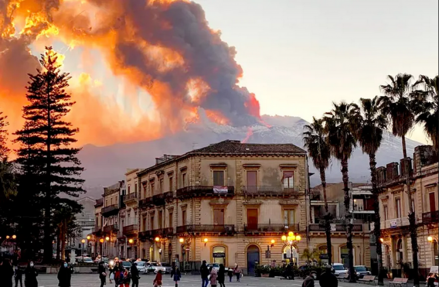 Pamje te reja nga shpërthimi i vullkanit Etna në Itali