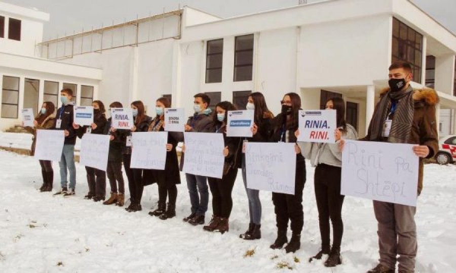 Proteston Kuvendi i të Rinjve në Ferizaj lidhur me ndërtesën e qendrës rinore të qytetit
