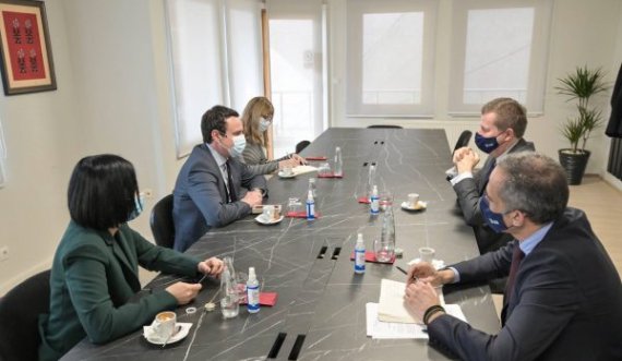 Kurti takohet me shefin e Zyrës së BE’së në Kosovë, diskutojnë për furnizimin me vaksina antiCOVID