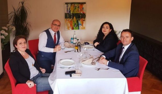 Haxhi Avdyli publikon një fotot me Vjosa Osmanin, Donika Gërvallën e Faton Pecin