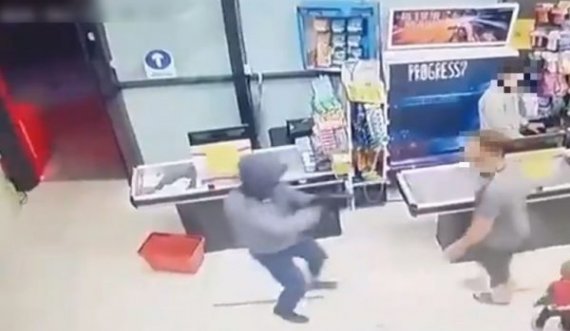Hyri në një lokal në Pejë, i kërcënoi dhe shtiu me armë 