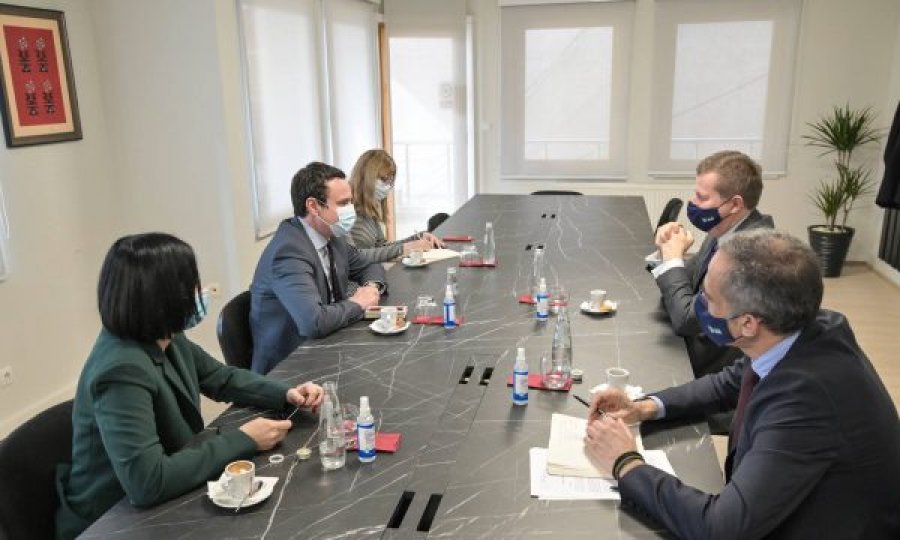 Kurti takohet me shefin e Zyrës së BE’së në Kosovë, diskutojnë për furnizimin me vaksina antiCOVID