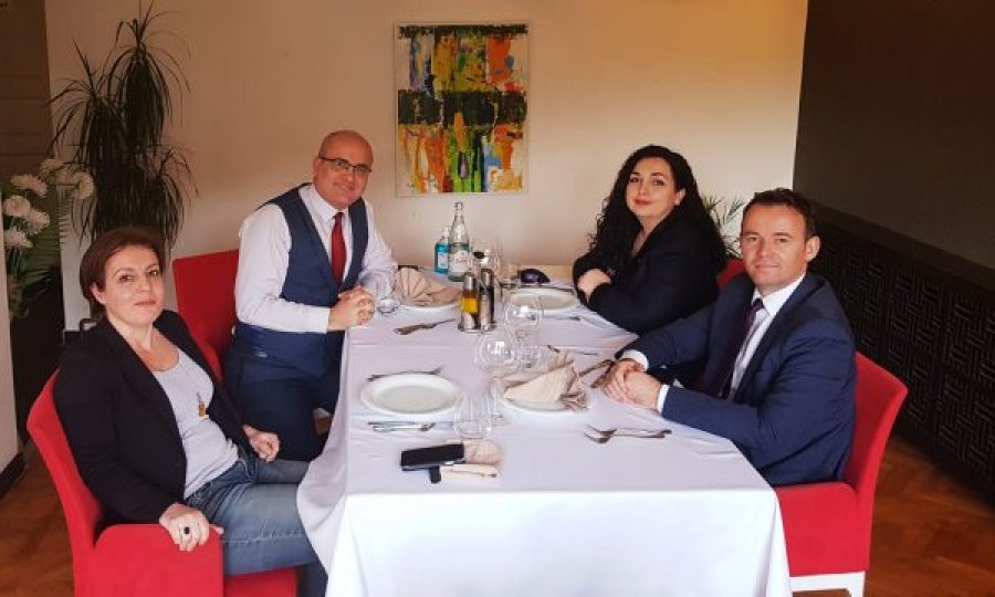 Haxhi Avdyli publikon një fotot me Vjosa Osmanin, Donika Gërvallën e Faton Pecin