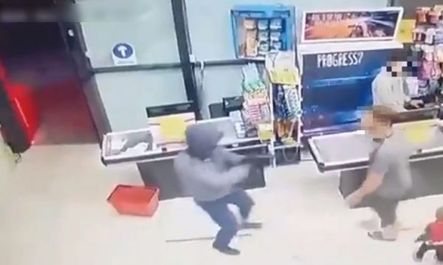 Hyri në një lokal në Pejë, i kërcënoi dhe shtiu me armë 
