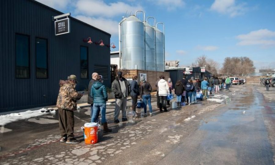 Vetëm një qytet amerikan humbi 1.230.000.000 litra ujë nga shpërthimi i gypave