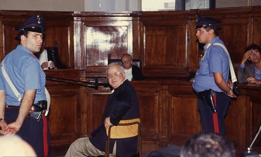 Vdes në burg mafiozi famëkeq italian, Raffaele Cutolo – “Profesori”