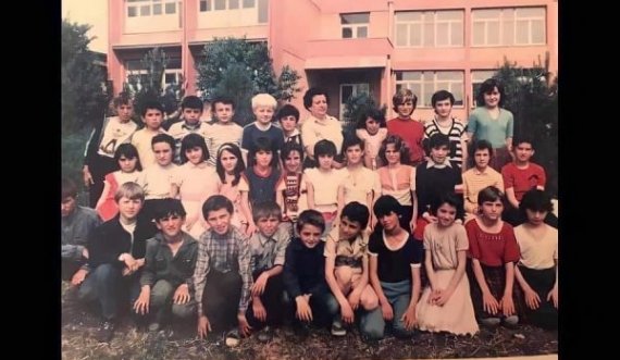 A mund ta gjeni Albin Kurtin në këtë fotografi?