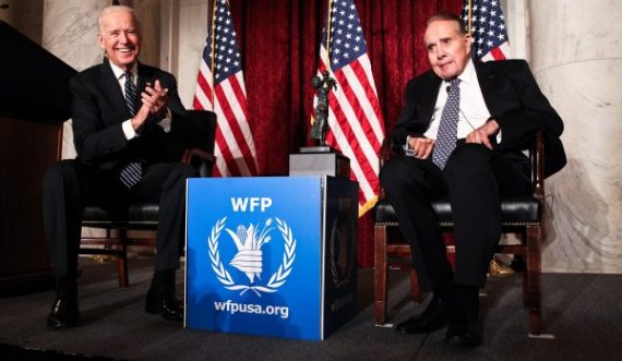 Biden e viziton senatorin Bob Dole pas diagnostikimit me kancer