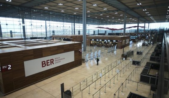 Në mungesë të pasagjerëve, mbyllet një terminal në aeroport