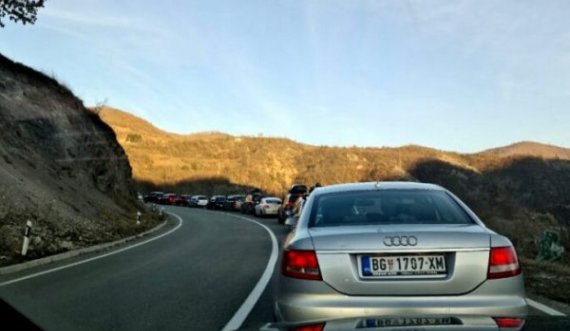 Kolonë veturash në Jarinje 